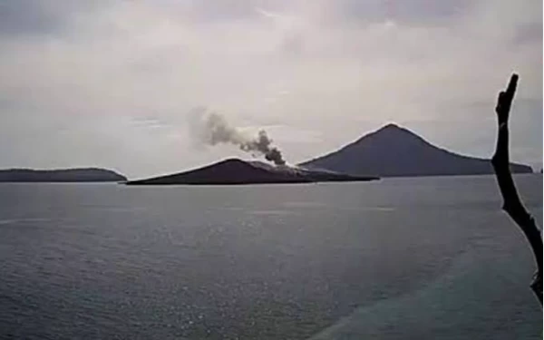 Thumbnail Berita - Gunung Anak Krakatau Erupsi, Letusan Capai 800 Meter