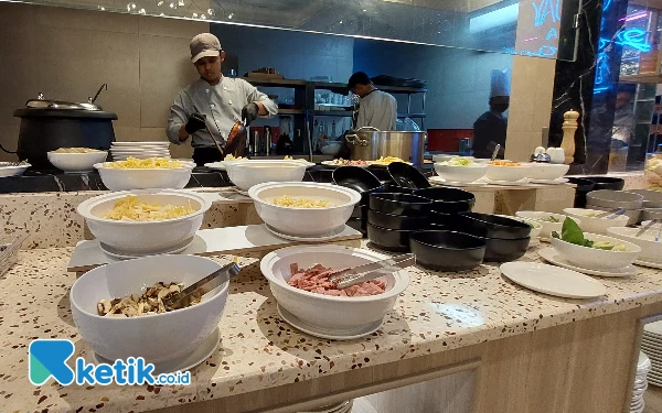 Foto Koki sedang menyiapkan makanan untuk tamu hotel. (Foto: Husni Habib/Ketik.co.id)