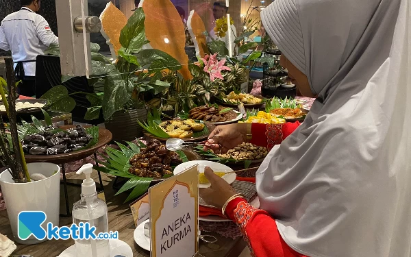 Foto Aneka jajanan yang bisa dinikmati di Novotel Samator. (Foto: Shinta Miranda/Ketik.co.id)