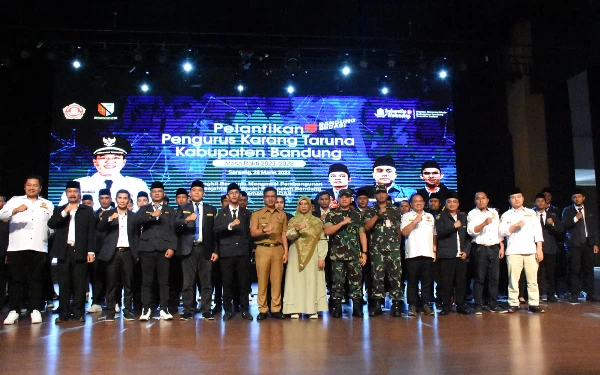 Foto Bupati Bandung Dadang Supriatna bersama jajaran pengurus Karang Taruna Kab Bandung setelah pelantikan di GBS Soreang, Selasa (28/8/23). (Foto:Diskominfo)