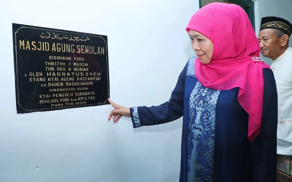 Foto Khofifah saat mengunjungi Masjid Agung Sewulan di Madiun.( Foto: Humas Pemprov Jatim)