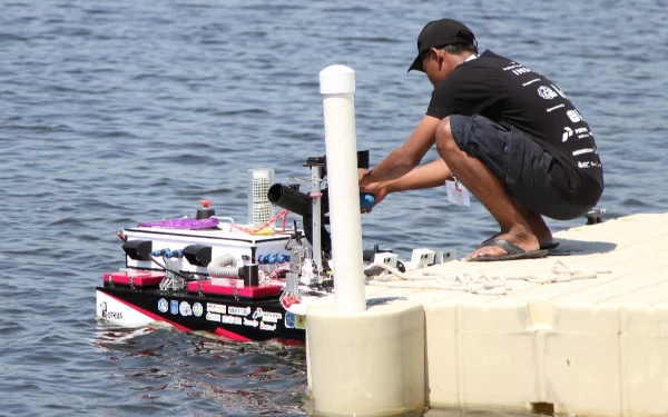 Foto Salah satu anggota Tim Barunastra ITS saat melepas kapal Nala Proteus pada arena perlombaan International Roboboat Competition 2023 di Florida, Amerika Serikat. (Foto: Humas ITS)