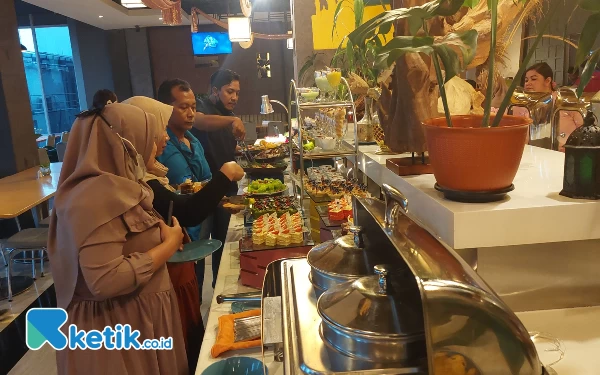 Foto Suasana berbuka puasa di Ibis Styles Surabaya.(Foto: Husni Habib/Ketik.co.id)