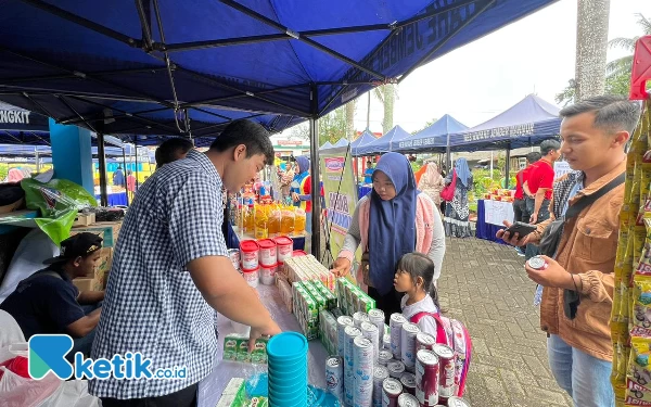 Foto Distributor yang menjual produknya di Pasar Murah Kecamatan Kaliwates (Foto: Achmad Fauzi/Ketik.co.id)