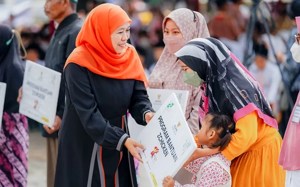 Foto Gubernur Khofifah saat memberikan bantuan kepada masyarakat di Tuban. (Foto: Humas Pemprov Jatim)