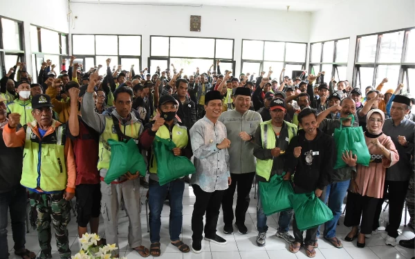 Foto Bupati Bandung Dadang Supriatna bagikan paket sembako ke tukang ojeg pangkalan di tiga kecamatan, Jumat (31/3/23). (Foto: Diskominfo)