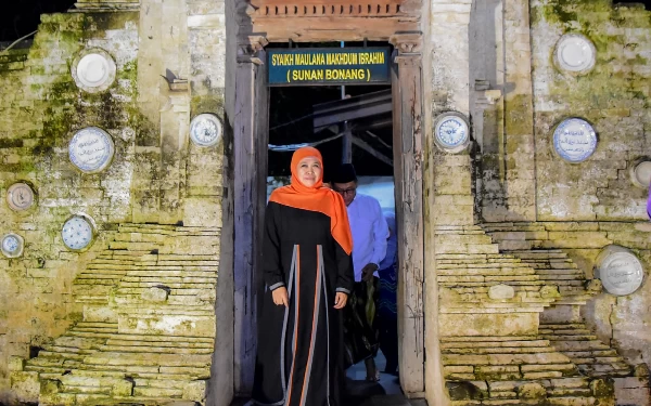 Foto Gubernur Khofifah saat berziarah di makam Sunan Bonang.( Foto: Humas Pemprov Jatim)