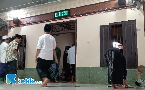 Foto Bagian depan masjid utama Tebuireng. (Foto: Rifat/Ketik.co.id)