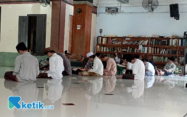 Foto Para santri mengaji kitab kuning di masjid Tebuireng. (Foto: Rifat/Ketik.co.id)