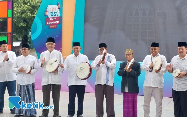 Foto Prosesi pemukulan Rebana sebagai tanda dibukanya BSI Gema Ramadan. ( Foto: Husni Habib/Ketik.co.id)