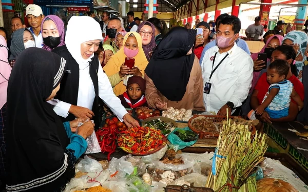 Foto Khofifah meninjau harga sembako di Pasar Kedungmaling, Mojokerto. ( Foto: Humas Pemprov Jatim)