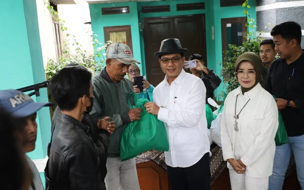 Foto Bupati Bandung Dadang Supriatna saat pembagian sembako ke para tukang opang, Sabtu (1/4/23). (Foto: Diskominfo)