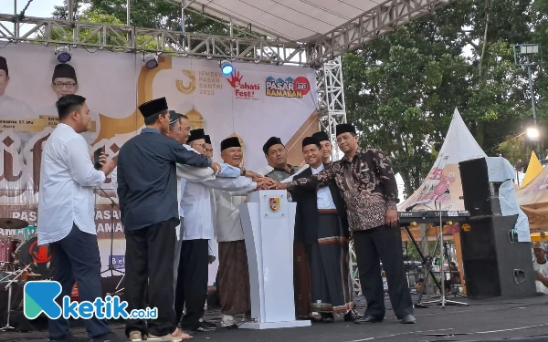 Thumbnail Berita - Pasar Santri dan Pasar Ramadan Jember Resmi Dibuka, Bupati Hendy: Bangkitkan Kekuatan UMKM