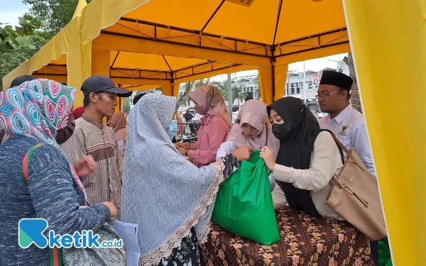 Foto Pembagian bantuan paket sembako dan uang tunai bersamaan dengan peresmian Pasar Ramadan dan Pasar Santri di Alun-Alun Jember (Foto: Fenna/Ketik.co.id)