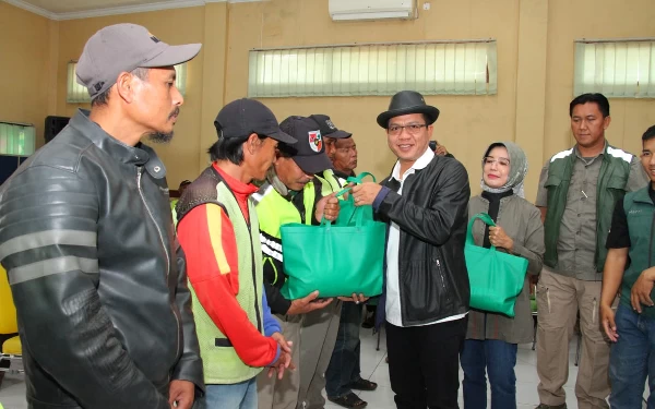 Foto Bupati Bandung Dadang Supriatna saat pembagian sembako untuk para opang, Minggu (2/4/23). (Foto:Diskominfo)