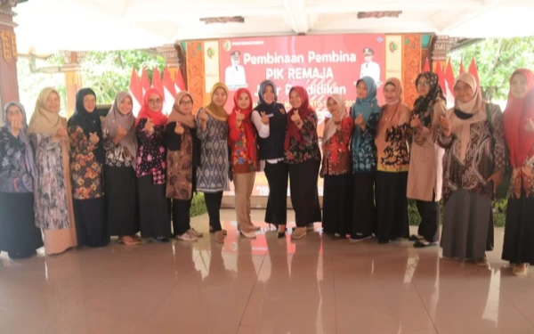 Foto Bupati Mojokerto Ikfina Fahmawati bersama para Pembina Kelompok Pusat Informasi dan Konseling Remaja (PIK R). (Foto: Dinas  Kominfo  Kabupaten Mojokerto)