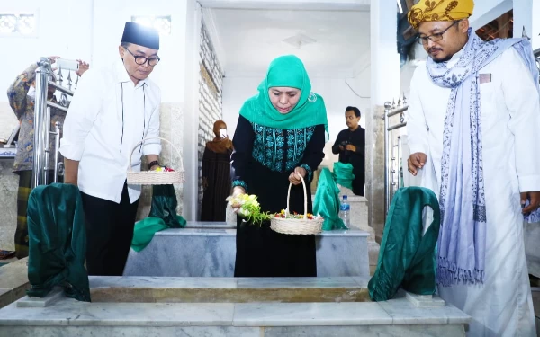 Foto Khofifah menyempatkan diri berziarah di makam Batu Ampar. (Foto: Humas Pemprov Jatim)