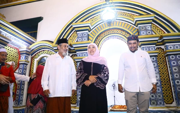 Thumbnail Berita - Safari Ramadan, Khofifah Kunjungi Masjid Jami' di Kabupaten Sumenep