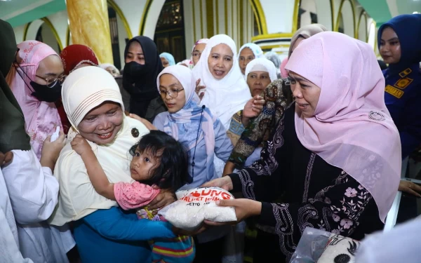 Foto Khofifah membagikan sembako kepada para jamaah di Masjid Jami' Sumenep.( Foto: Humas Pemprov Jatim)