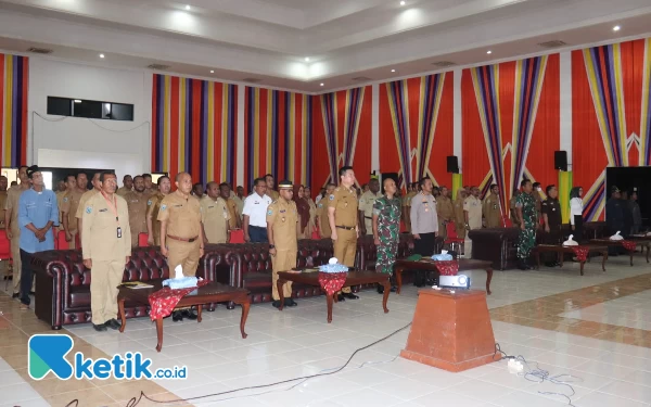 Foto Bupati Freddy Thie dengan tamu undangan saat Musrenbang di gedung pertemuan Krooy Kaimana (dok.humas pemda)