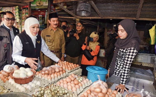 Foto Khofifah berdialog dengan pedagang di Pasar Kolpajung Pamekasan.(Foto: Humas Pemprov Jatim)