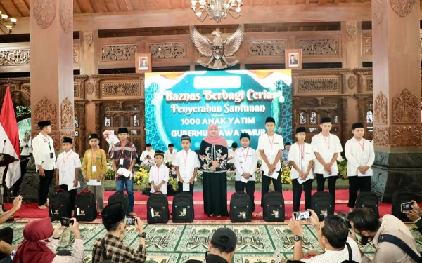 Foto Khofifah berfoto dengan sejumlah anak yatim.(Foto:Humas Pemprov Jatim)