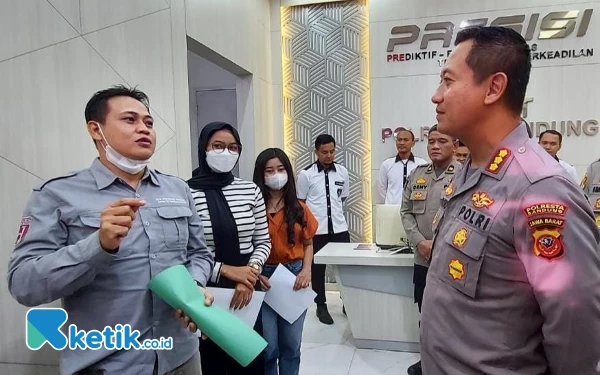 Foto Kapolresta Bandung Kombes Pol Kusworo Wibowo mendengar testimoni warga pengguna aplikasi SIKASEP di Mapolresta Bandung, Selasa (4/4/23). (Foto: Iwa/Ketik.co.id)