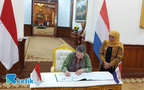 Foto Khofifah saat menerima kunjungan dari Deputy Chief of Mission and Head Economic Affairs Embassy of the Kingdom of the Netherlands di Gedung Negara Grahadi. (Foto: Husni Habib/Ketik.co.id)