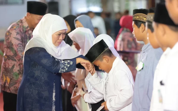 Foto Khofifah saat memberikan santunan kepada anak yatim di Tulungagung.(Foto: Humas Pemprov Jatim)