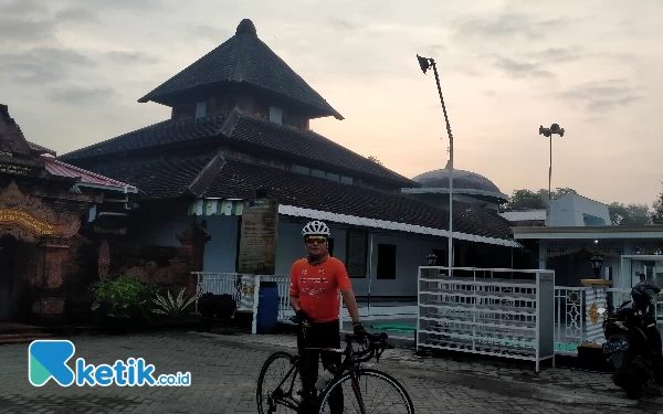 Foto Saat penulis gowes ke Masjid Tegalsari Ponorogo. (Foto: SWidodo Selfie/Ketik.co.id)