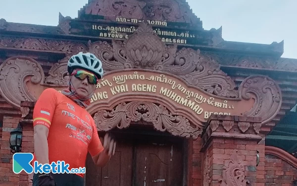 Foto Di depan makam Kiai Ageng Muhammad Basari. (Foto: SWidodo Selfie/ketik.co.id)