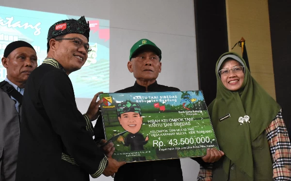 Foto Bupati Bandung, Dadang Supriatna me- launching bantuan hibah Rp 25 miliar kepada kelompok tani di Distan Kab Bandung, Kamis (6/4/23).(Foto: Prokopim) 