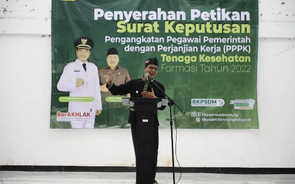 Foto Bupati Bandung Dadang Supriatna saat serahkan SK kepada para nakes di Gedung Dewi Sartika Soreang, Kamis (6/4/23). (Foto:Prokopim)