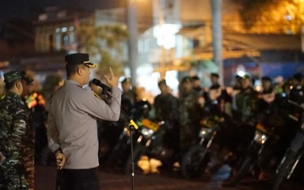 Foto Kapolresta Bandung Kombes Pol Kusworo Wibowo bersama  Dandim 0624/Kab Bandung Letkol Inf Hamzah Budi Susanto saat patroli malam gabungan. (Foto: Humas Polresta)