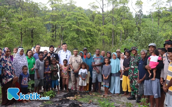 Foto Bupati Freddy Thie dan Wabup Hasbulla Furuada saat foto bareng dengan masyarakat kampung karawawi( dok. Humas pemda) @