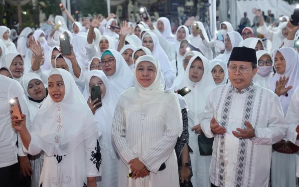 Foto Khofifah bersama para jamaah saat peringatan Nuzulul Quran di Kota Mojokerto.(Foto: Humas Pemprov Jatim)