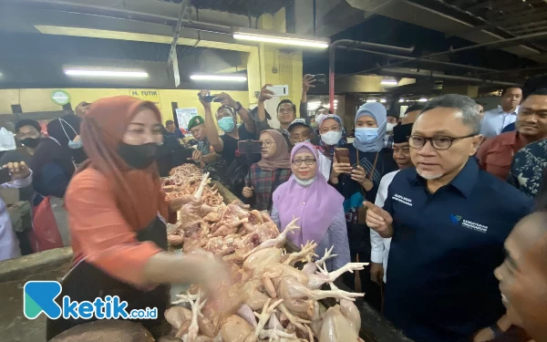 Foto Zulkifli Hasan Menteri Perdagangan tinjau Pasar Wonokromo. (Foto: Shinta Miranda/Ketik.co.id)