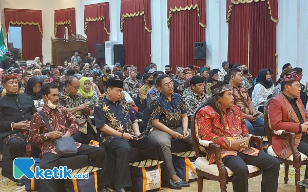 Foto Para perwakilan seniman yang hadir di Gedung Negara Grahadi.(Foto: Husni Habib/Ketik.co.id)