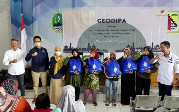 Foto Penyaluran CSR sembako bagi warga sekitar WKP Geo Dipa. (Foto: Iwa/Ketik.co.id)