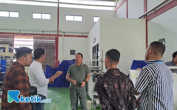 Foto Direktur Polije Saiful Anwar (baju hijau) saat menjelaskan program Teaching Factory (Foto: Fenna/Ketik.co.id)