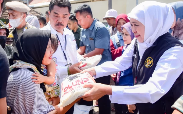 Foto Khofifah memberikan bantuan kepada warga di sela kunjungannya di Situbondo.(Foto: Humas Pemprov Jatim)