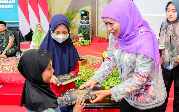 Foto Khofifah bagikan Al-Qur'an ke anak pramuka.(Foto: Humas Pemprov Jatim)