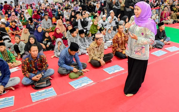 Foto Khofifah saat menyapa para penduduk Situbondo. (Foto: Humas Pemprov Jatim)