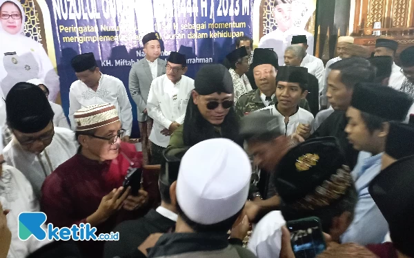 Foto Gus Miftah dikerubungi jamaah usai ceramah. (Foto: Rifat/Ketik.co.id)