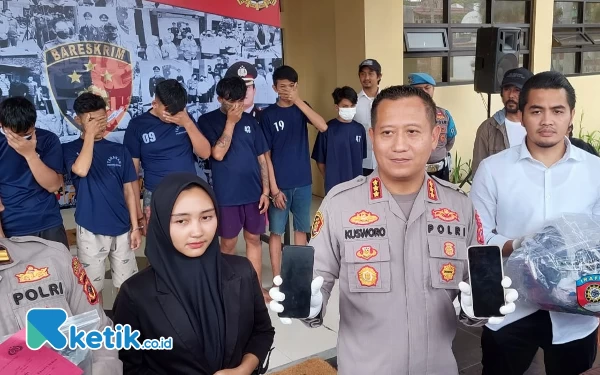 Foto Kapolresta Bandung Kombes Pol Kusworo Wibowo saat ekspos kasus pengeroyokan di Mapolresta Bandung Soreang, Senin (10/4/2023). (Foto: Iwa/Ketik.co.id)