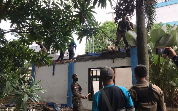 Satpol PP Kota Bandung Tertibkan Bangunan Liar Kawasan Cikapundung