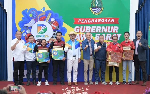 Foto Gubernur Jabar Ridwan Kamil saat penyerahan penghargaan dan apresiasi kepada atlit, pelatih, manager dan official atas Prestasi di SEA Games ke-31 dan ASEAN Para Games ke-11 di Aula Barat Gedung Sate, Kota Bandung, Selasa (11/4/23) (Foto: Adpim Jabar)