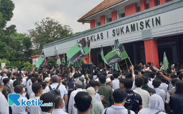 Foto Sahabat Anas Urbaningrum menjemput kebebasan Anas dari Lapas Sukamiskin Bandung, Selasa (11/4/23). (Foto: Iwa/Ketik.co.id)