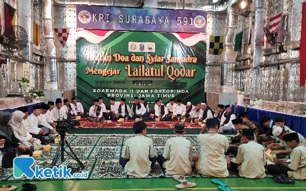 Foto Ngaji di KRI Surabaya 591 memburu malam lailatul qadar. (Foto: Naufal Ardiansyah/Ketik.co.id)