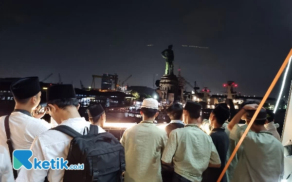 Foto Rombongan santri melihat Monumen Jalesveva Jayamahe dari atas Kapal Perang Republik Indonesia 591. (Foto: Naufal Ardiansyah/Ketik.co.id)